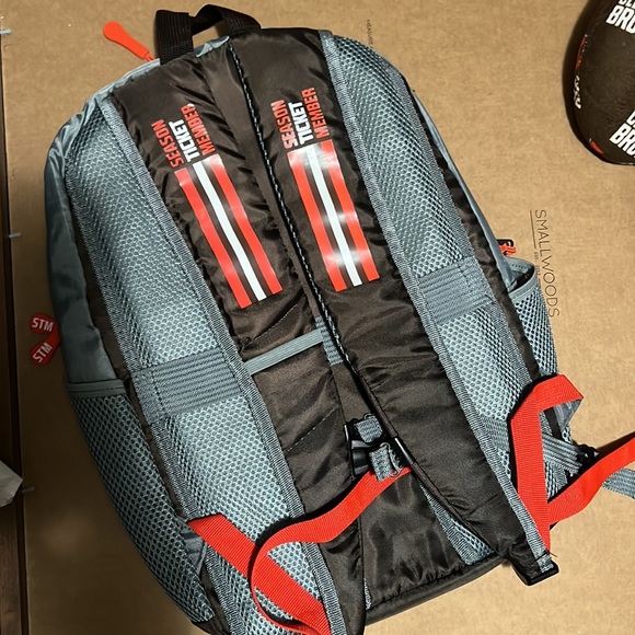 Cleveland Browns Backpack & Neck Rest Combo. - Picture 4 of 11